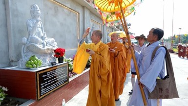 Sái tịnh, an vị tôn tượng Đức Quán Thế Âm trong khuôn viên chùa Thiên Bình