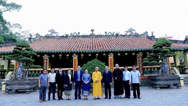 Phái đoàn tham quan và chụp ảnh lưu niệm trước chùa Hội Khánh