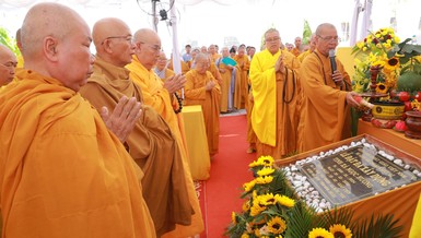 Chư tôn đức thực hiện nghi thức đặt đá khởi công đại trùng tu tịnh xá Ngọc Hương