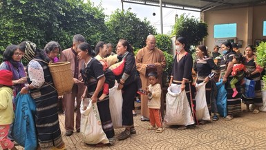 Thượng tọa Thích Thiện Thông, trụ trì chùa Liên Trì trao quà đến đồng bào dân tộc tại tỉnh Lâm Đồng