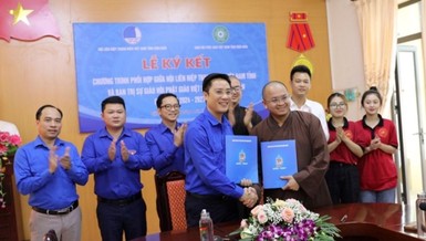 Đại diện Ban Trị sự GHPGVN tỉnh, Hội Liên hiệp Thanh niên VN tỉnh đã ký kết chương trình phối hợp hoạt động