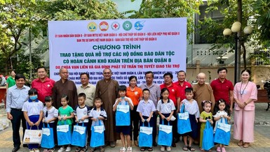 Chùa Vạn Liên tặng 300 phần quà đến đồng bào dân tộc khó khăn trên địa bàn Q.8