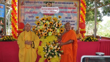 Đại diện Ban Trị sự GHPGVN tỉnh BR-VT tặng hoa chúc mừng 