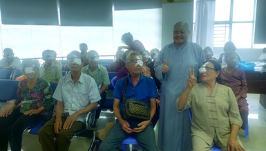 Phẫu thuật mắt cho người nghèo