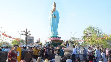 Đồng bào, Phật tử tham dự Lễ hội Quan Âm Nam Hải tại TP.Bạc Liêu