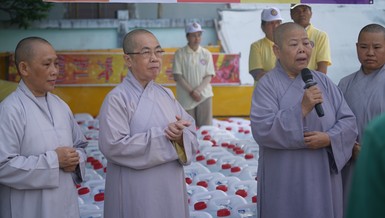 Đoàn Phân ban Ni giới T.Ư thăm và tặng nước ngọt đến bà con vùng nhiễm mặn tại tỉnh Tiền Giang - Ảnh: M.Trực