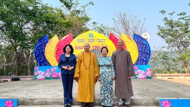 Điện Biên: Bà Nguyễn Thị Doan và Đặng Thị Ngọc Thịnh dâng hương tại chùa Linh Quang