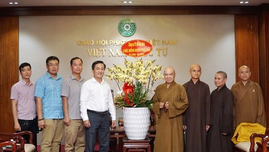 Đại tá Bùi Công Tú và thành viên đoàn tặng hoa chúc mừng chư tôn đức Ban Trị sự TP.HCM