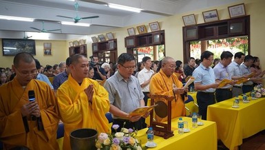 Chư tôn đức cùng lãnh đạo các cơ quan tụng sám Khánh đản