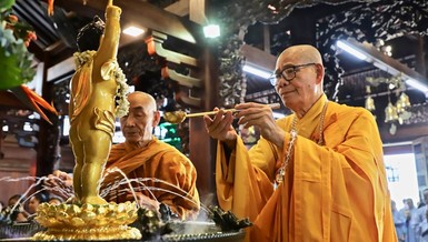 Hòa thượng Thích Châu Quang thực hiện nghi thức Tắm Phật