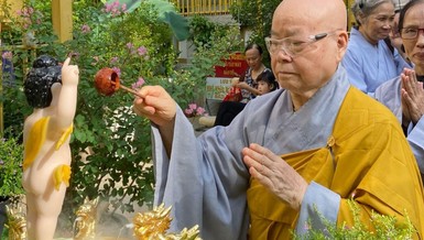 Ni trưởng Thích nữ Như Xuân thực hiện nghi thức Lễ Tắm Phật