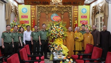 Đại tá Nguyễn Thành Long tặng hoa chúc mừng Phật đản đến chư tôn đức GHPGVN tại chùa Quán Sứ