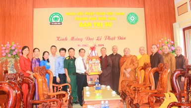 Ông Thái Bảo trao quà chúc mừng Phật đản đến lãnh đạo Ban Trị sự TP.Biên Hòa