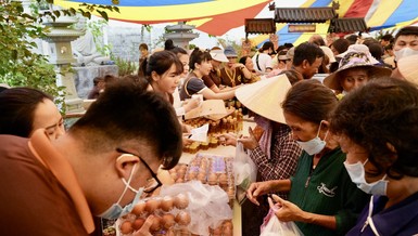 "Phiên chợ 0 đồng" hỗ trợ cho 500 gia đình khó khăn nhân mùa Phật đản
