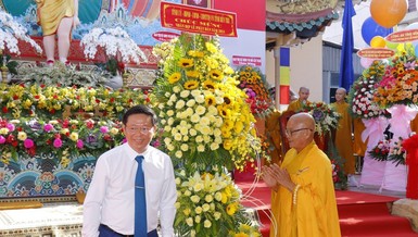 Lãnh đạo Tỉnh ủy tỉnh Bến Tre tặng hoa chúc mừng Đại lễ Phật đản