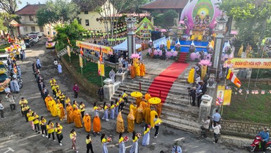 Cung nghinh chư tôn đức, quan khách tham dự Đại lễ tại lễ đài của Phật giáo tỉnh - chùa Linh Sơn