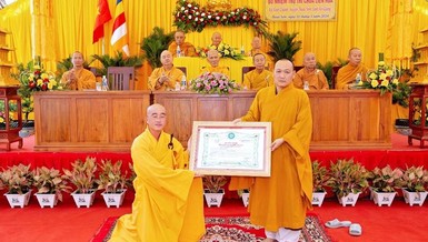 Thượng toạ Thích Viên Quang trao quyết định bổ nhiệm Đại đức Thích Minh Tuệ làm trụ trì chùa Liên Hoa