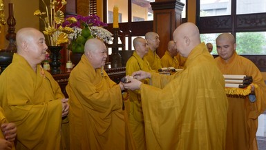 Hòa thượng Trưởng ban Trị sự GHPGVN TP.HCM trao quà lưu niệm chư tôn đức đại diện các Ban Trị sự quận huyện