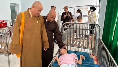 Chư tôn đức trong đoàn thăm trẻ em khuyết tật tại trung tâm
