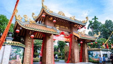 Tam quan chùa Quang Hòa được xây dựng khang trang