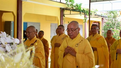 Chư tôn đức Ban Thường trực Ban Trị sự tỉnh dâng hương tưởng niệm Hòa thượng Thích Trí Thành