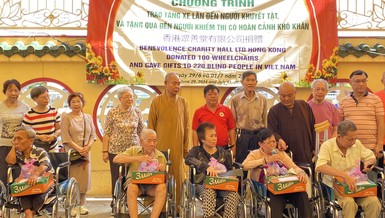 Đại diện các đơn vị tặng xe lăn đến người khuyết tật khó khăn, tại chùa Long Hoa - Ảnh: TQ
