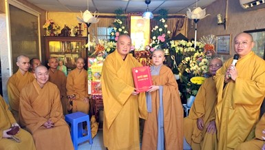 Thượng tọa Thích Trung Nguyện trao quyết định bổ nhiệm trụ trì niệm Phật đường Liên Trì đến Sư cô Thích nữ Quảng An
