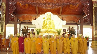 Chư tôn đức tại Ban Thường trực Ban Trị sự tỉnh chụp ảnh lưu niệm tại thiền viện Thường Chiếu