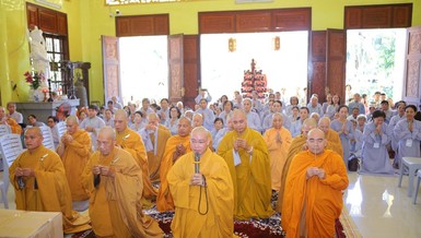 Thường Trực Ban Trị sự GHPGVN TP.Bến Tre tác bạch cúng dường hành giả An cư kiết hạ