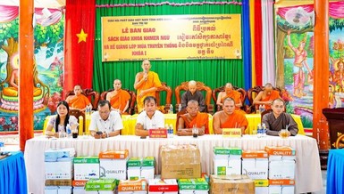 Hòa thượng Danh Đổng, Trưởng ban Trị sự tỉnh Kiên Giang phát biểu tại buổi lễ