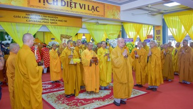 Cung thỉnh bát hương, linh mô, di ảnh, kim quan Hòa thượng Thích Huệ Trí rời Giác linh đường thiền viện Quảng Đức