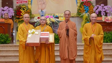 Chư tôn đức trao giải nhất đến Đại đức Thích Thiên Khánh - đơn vị Phật giáo Q.3