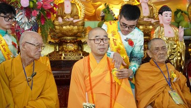 Phật tử thực hiện nghi thức cài hoa hồng Vu lan tại buổi lễ