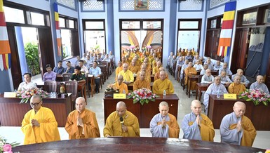 Đại diện hành giả tác bạch tri ân chư tôn đức đã tạo điều kiện cho 2 trường hạ cấm túc an cư theo truyền thống - Ảnh: Tịnh Mạnh