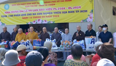 Ban Trị sự GHPGVN TP.HCM và Ban Từ thiện xã hội Phật giáo TP.HCM tặng 1.200 phần quà tại Việt Nam Quốc Tự và chùa Phổ Quang - Ảnh: Bảo Toàn/BGN