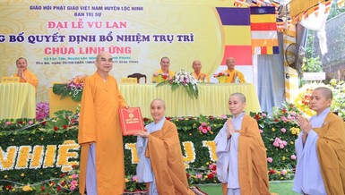 Thượng tọa Thích Tỉnh Cường trao quyết định đến Sư cô Thích nữ Diệu Minh, tân trụ trì chùa Linh Ứng