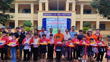 Nhóm thiện nguyện tại TP.Cần Thơ trao quà đến học sinh Trường Tiểu học Bùi Thị Xuân