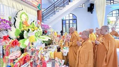 Chư tôn đức thắp nén tâm hương tưởng niệm Giác linh Hòa thượng Thích Từ Giang