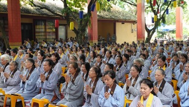 Phật tử Đạo tràng Pháp Hoa tham gia khóa tu Bát Quan trai tại chùa Bằng