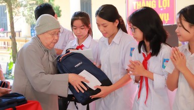 Ni trưởng Thích nữ Từ Nhẫn trao học bổng cho học sinh tại Trường Tiểu học Thị trấn Hạ Hòa 