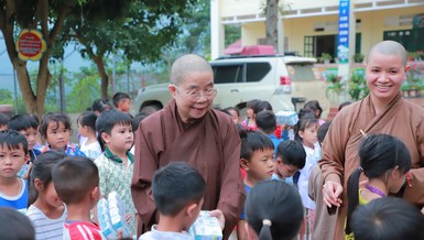 Ni trưởng Thích nữ Nhật Khương trưởng đoàn với các học sinh Trường Dân tộc Bán trú Tiểu học Nậm Mòn 1