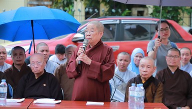 Ni trưởng Thích nữ Nhật Khương phát biểu chia sẻ với bà con xã Cần Nông (tỉnh Cao Bằng)