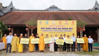 Đoàn trao bảng hỗ trợ xây nhà Đại đoàn kết cho người dân H.Bắc Quang, tỉnh Hà Giang