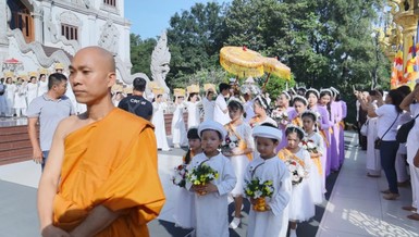 Phật tử nhiễu y 3 vòng quanh chánh điện chùa Bửu Long