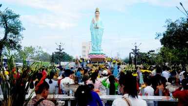 Phật tử các nơi về đảnh lễ Đức Quán Thế Âm tại Quán Âm Phật Đài - Bạc Liêu