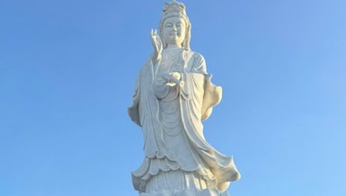 Tôn tưởng Bồ-tát Quán Thế Âm cao 5,5 mét được tôn tạo bằng đá nguyên khối