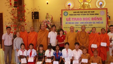 Ban Tổ chức trao học bổng cho học sinh, sinh viên tại tỉnh Bình Phước