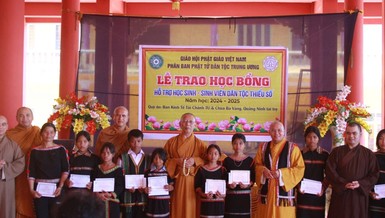 Phân ban Phật tử Dân tộc T.Ư, Ban Trị sự GHPGVN tỉnh Gia Lai trao 10 học bổng cho học sinh 