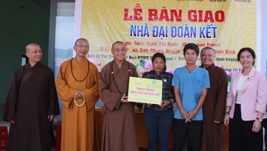 Chư tôn đức trao bảng tài trợ xây dựng nhà Đại đoàn kết đến gia đình khó khăn