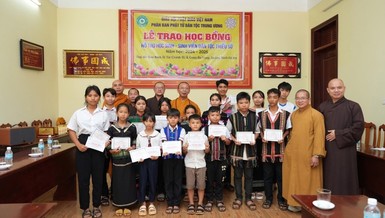 Phân ban Phật tử Dân tộc T.Ư, Ban Trị sự, Ban Hướng dẫn Phật tử GHPGVN tỉnh Đắk Nông trao học bổng cho 16 học sinh